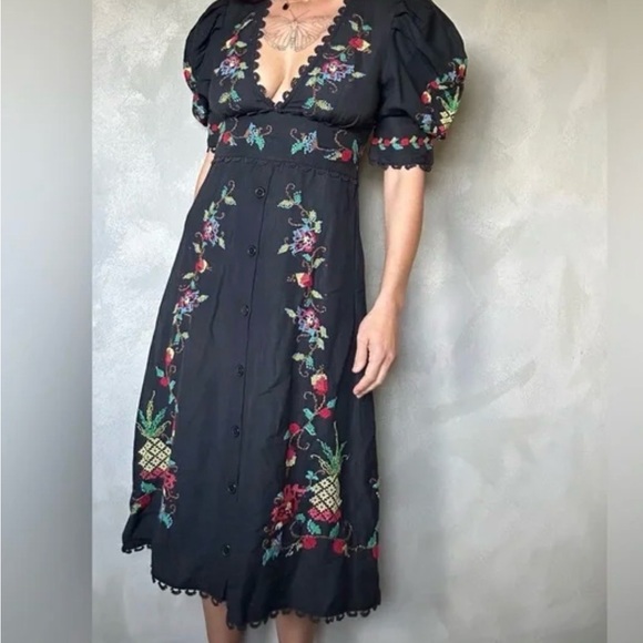 FARM Rio Dresses & Skirts - FARM Rio Embroidered Black Midi Dress